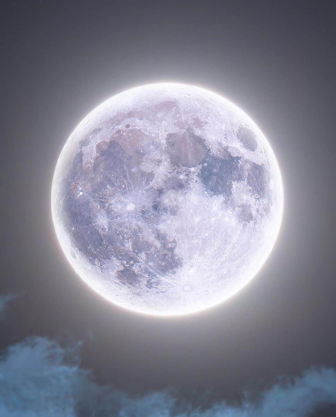 Discover Earthさんのインスタグラム写真 - (Discover EarthInstagram)「Chasing the cosmic glow tonight! 🌌✨ Don't miss the Super Sturgeon Blue Moon, the year's brightest lunar marvel.  🌙 Share your magical moments from tonight's Super Sturgeon Blue Moon in the comments below.  🌎 #DiscoverEarth with @rami_astro」8月31日 4時05分 - discoverearth