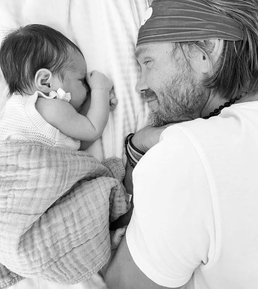 チャド・マイケル・マーレイのインスタグラム：「Just Love ❤️  This pic Sarah took caught all my feels:)   -Try your best to live in the moment. See what’s truly in front of you. Hear what’s actually being said to you. Connect to whom you’re with. Feel your feet on the ground. Feel the air going in and out of your lungs. True connection(for me) can be felt, seen, heard & emoted and hopefully all at once. Living in that moment, breathing that same air as our little girl, hearing her tiny comfort grunts and knowing she feels safe, in that moment with us, is burned into my mind because, in that moment, I was truly present. I’d like to believe that real memories are made in truly grounded present moments.  - just an aside I felt like spewing:) carry on😂」