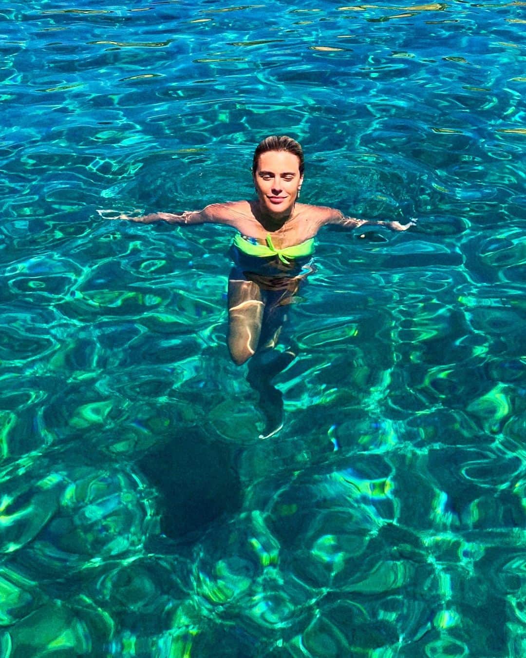 カロライナディークマンのインスタグラム：「aonde aperta pra voltar?  o errejota virou londres  do nadaaa  to me sentindo  um peixe fora d’água; kkkkk」