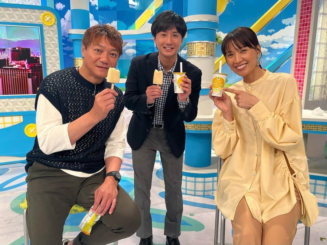 ABCテレビ「おはよう朝日です」さんのインスタグラム写真 - (ABCテレビ「おはよう朝日です」Instagram)「毎朝6:40頃にお届けしている 1文字にゅ～す 💬  きょうお届けした｢外｣のにゅ～す🍌  💛#ファミリーマート で発売中💛  規格外の"#もったいないバナナ"を 使用した商品を紹介❗️  🟡ねっとり濃厚バナナ＆ミルクバー 🟡のむヨーグルトバナナ  バナナのいい香りが スタジオに広がりました🥰」8月31日 4時05分 - ohaasaofficial