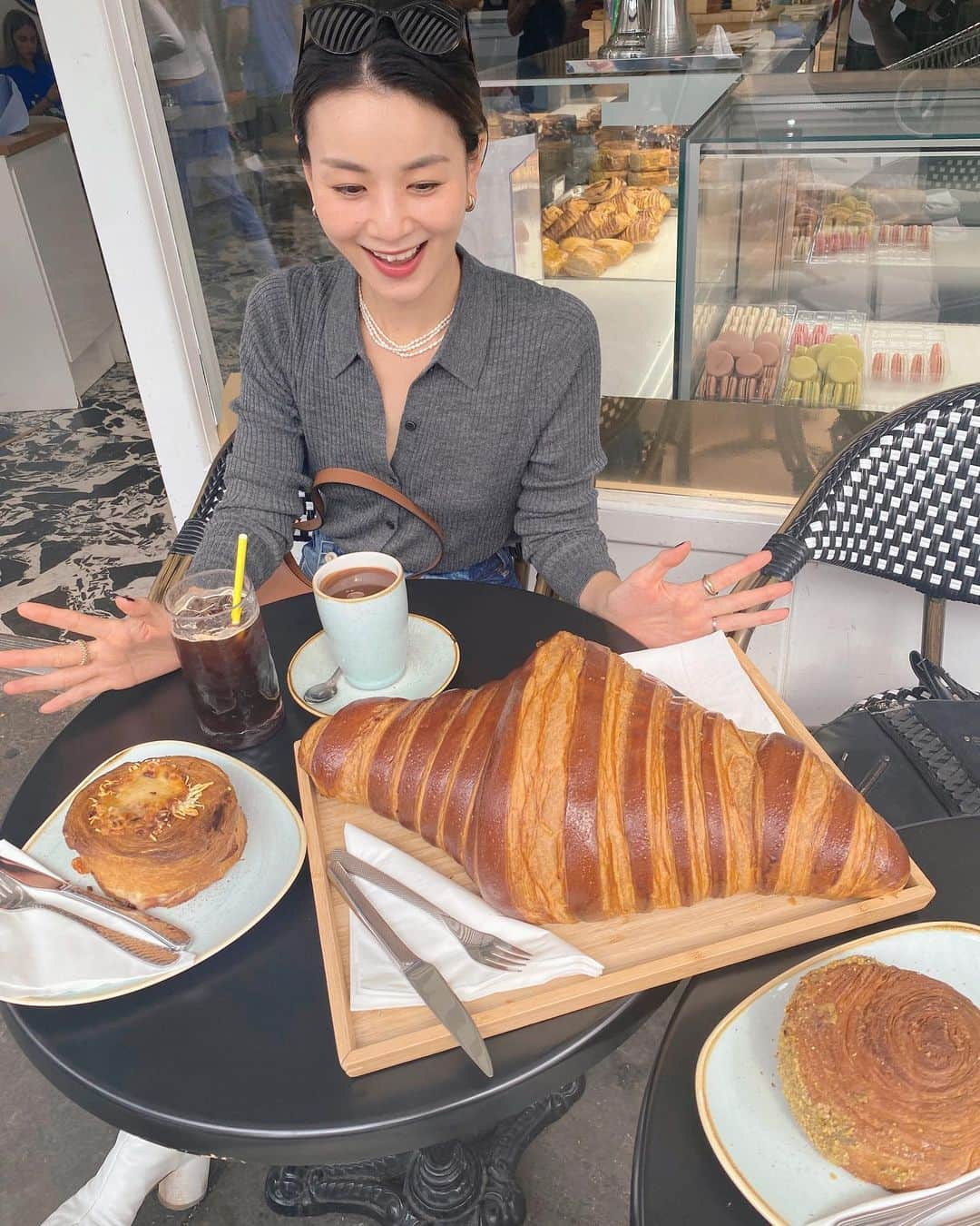 秋元玲奈さんのインスタグラム写真 - (秋元玲奈Instagram)「Look at this huge croissant😂  巨大クロワッサン。🥐 一緒に行った友だちいわく、紅茶やホットチョコレートにつけて、食べるのが美味しいらしい。  #london #londonlife  #mumsteabreak #afternoontea #croissant #summerholiday #giantcroissant」8月31日 4時02分 - rena_akimoto