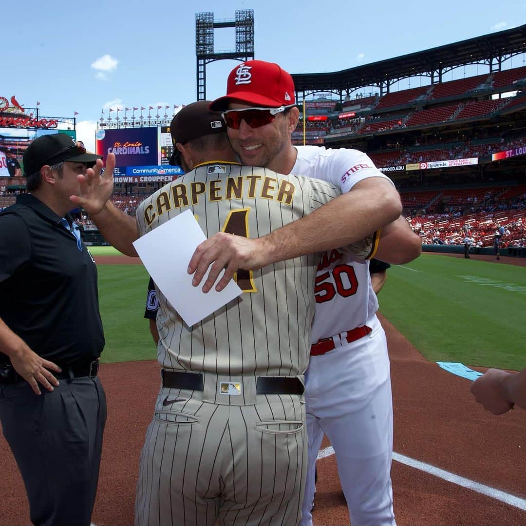 セントルイス・カージナルスのインスタグラム：「Lineup card exchange with an old friend for Waino’s birthday! 🥺」