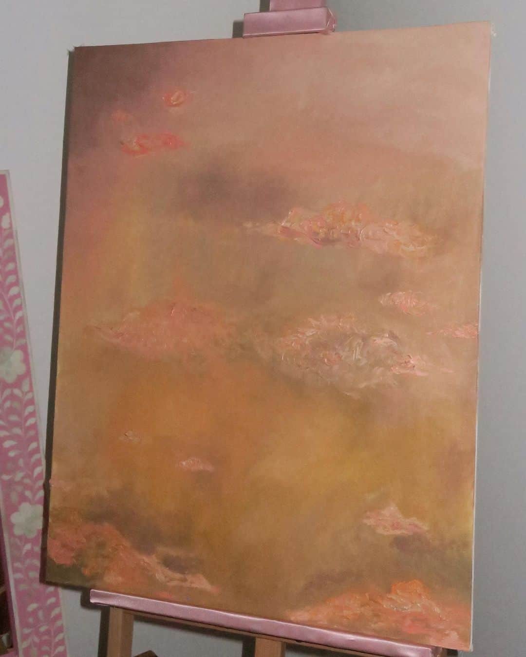 Amber Fillerup Clarkさんのインスタグラム写真 - (Amber Fillerup ClarkInstagram)「My desert sunset painting I did last night 🥹 I seriously got into such a fun flow state I completely lost track of time ✨ I’m not gonna lie I love it 😭」8月31日 4時02分 - amberfillerup