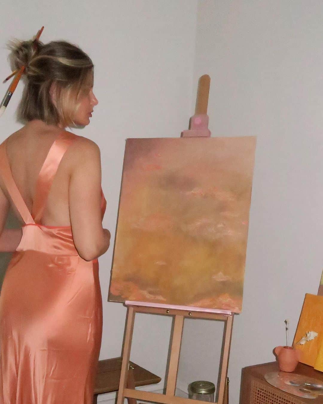 Amber Fillerup Clarkのインスタグラム：「My desert sunset painting I did last night 🥹 I seriously got into such a fun flow state I completely lost track of time ✨ I’m not gonna lie I love it 😭」