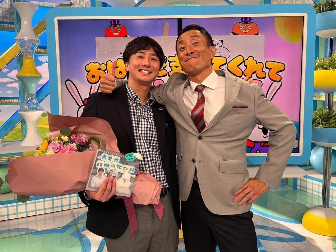 ABCテレビ「おはよう朝日です」さんのインスタグラム写真 - (ABCテレビ「おはよう朝日です」Instagram)「きょうでおは朝を巣立つ 🌸鷲尾アナ＆大野アナ🌸  放送後に出演者･スタッフで お別れ会をしました😭  鷲尾アナ2年半､大野アナ3年❗️ 長い間おは朝を支えてくれて ありがとうございました🙇  おは朝を卒業しても 次のステージでがんばってください🔥」8月31日 4時06分 - ohaasaofficial