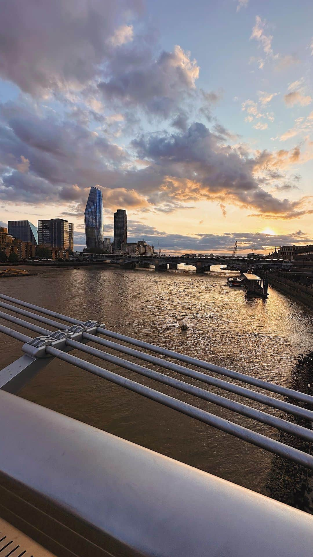 @LONDON | TAG #THISISLONDONのインスタグラム：「🌆 Here comes the sun! ☀️ Tonight’s sunset from #MillenniumBridge! How beautiful is that?! 😍🙌🏼  🎥 @MrLondon   ___________________________________________  #thisislondon #lovelondon #london #londra #londonlife #londres #uk #visitlondon #british #🇬🇧 #whattodoinlondon #shard #theshard #thames #blackfriars #southwark #bankside」