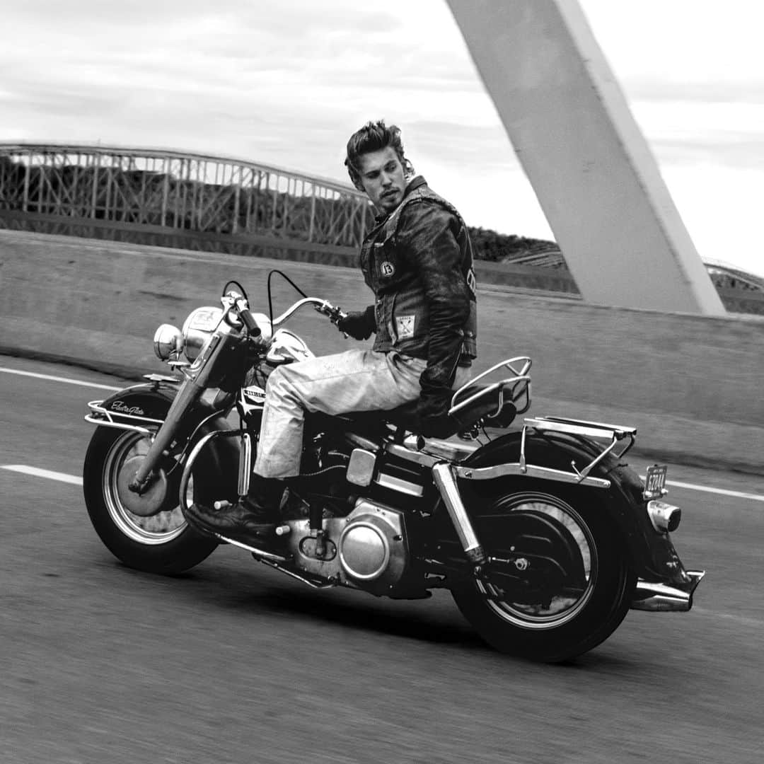 ハリウッド・リポーターのインスタグラム：「Here's the first look at #AustinButler in 'The Bikeriders' which premieres tomorrow at Telluride. For more on the film festival and its movies, head to the link in bio.」