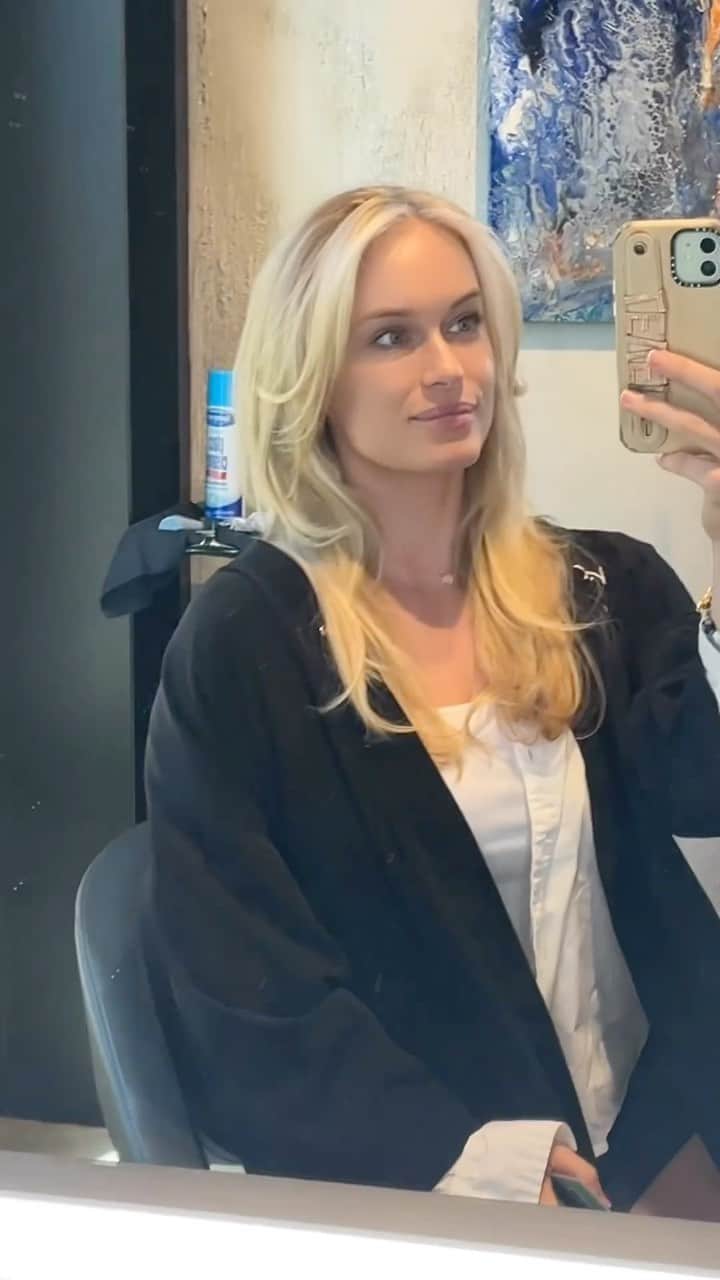 レヴェン・ランビンのインスタグラム：「And I said #blonder!!! 👱‍♀️ 💅」