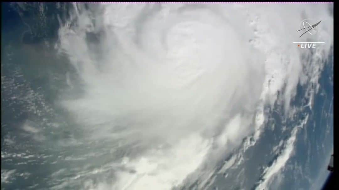 国際宇宙ステーションのインスタグラム：「The space station provided these views of Hurricane Idalia on Wednesday morning as it made landfall on the west coast of Florida as a Category 4 storm.  #nasa #earth #hurricane #idalia #storm #gulfofmexico #florida」