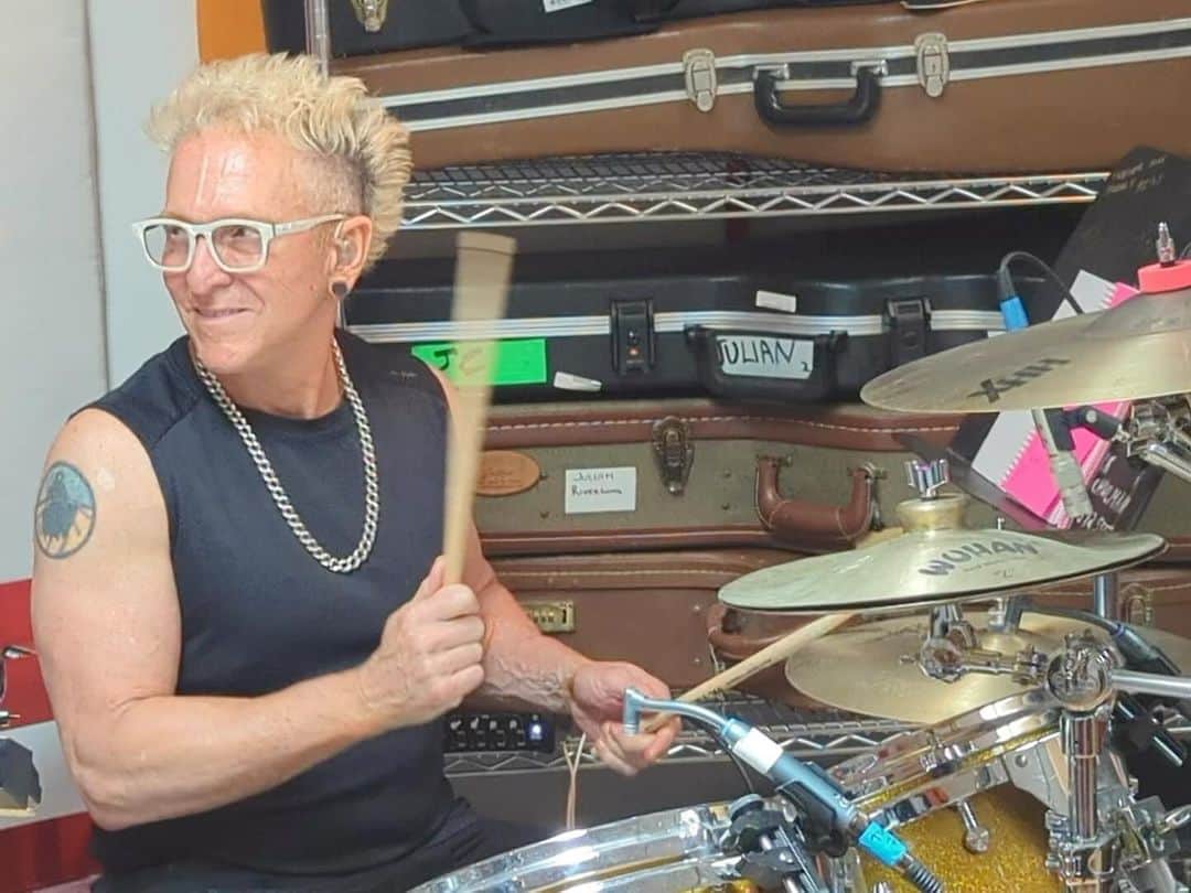 マーク・シュルマンのインスタグラム：「⠀ I love doing drumming sessions in our studio! 🥁❤️  #existloudly 🤟  #drummersrock #groovefirst #drummer #studiosession #markschulman」