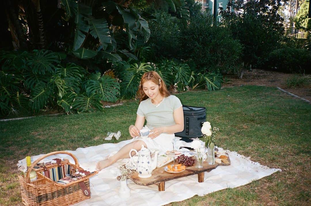 Jenn Imのインスタグラム：「Let me be your tour guide📍In the newest Friends Forever entry, we're taking a trip all around my favorite spots in LA, including the best parks for picnicking 🧺 Any places I missed?  Read it now on friendsforever.substack.com」