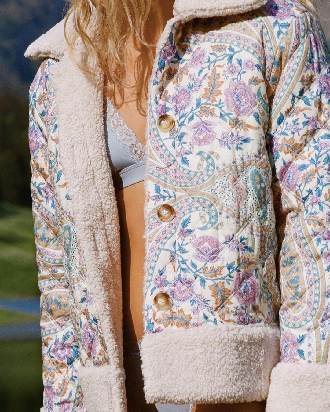 SPELLのインスタグラム：「Trending: reversible jackets 🤍 which way are you wearing? shearling ☁️ or paisley 🌀 {crafted from recycled shearling + organic cotton}」
