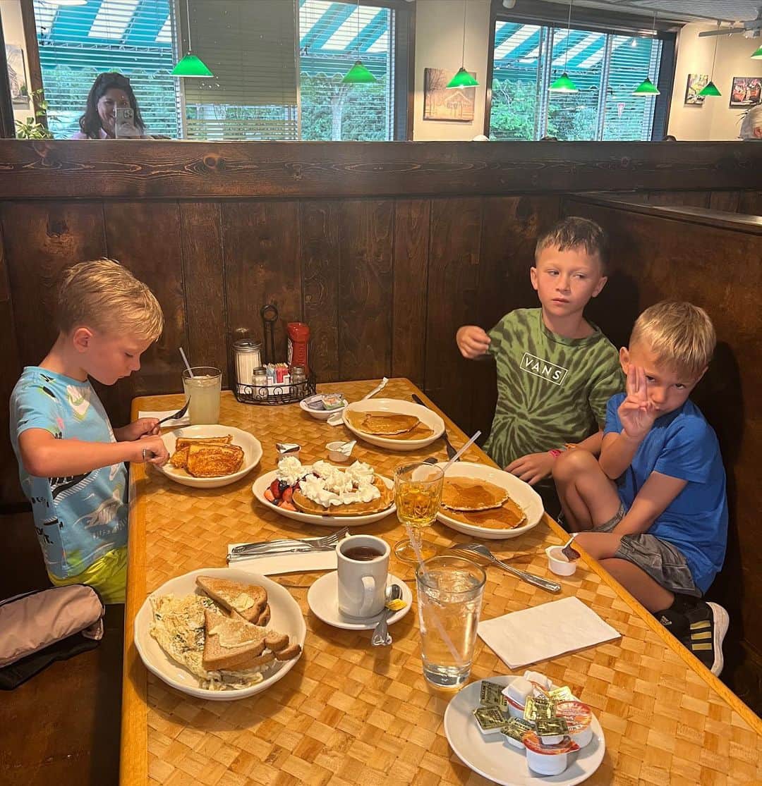 アレック・ボールドウィンのインスタグラム：「Pancakes are serious business with this crowd. (They’re at the Badda-Bing of pancakes. John Pappas in East Hampton)」