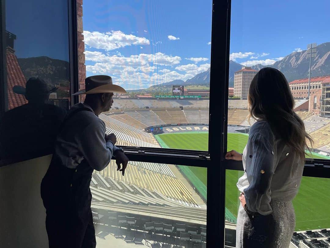 エリン・アンドリューズのインスタグラム：「We Coming! The Coach Prime effect in Boulder is alive and well! Thanks for the time @deionsanders @cubuffsfootball @cfbonfox @jsantos1111 @ba_xo_la @jilliangregory @alyssafgreene @conschwartz @smacentertainment」