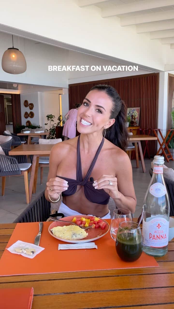 Ainsley Rodriguezのインスタグラム：「BREAKFAST ON VACAY! . Essentially you can eat whatever the heck you want butttt I find that when I fuel my body with a nice meal for breakfast it makes the margaritas go down better later lol🤷🏻‍♀️ . 2 supplements I never travel without are my greens and my daily multi + probiotic! I don’t know about you girls but my digestion is always off when I travel 🤷🏻‍♀️ I love how convenient these both are as well because if I had to take tubs of powders or pills and sacrifice room for bikinis in my luggage I definitely wouldn’t bring any along lol. ☺️ . #vacationbreakfast #healthylifestyle #iam1stphorm #healthybreakfast」
