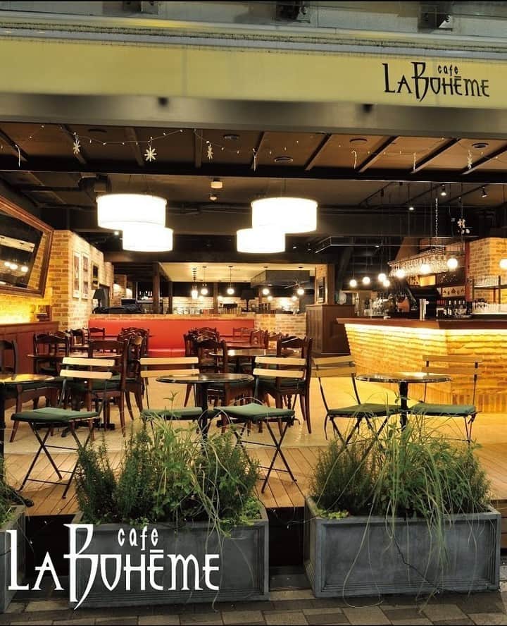 カフェ ラ・ボエムのインスタグラム：「Cafe La Boheme in Sakura-Shinmachi (@boheme_sakurashinmachi)⁠ 🐶テラス席ワンちゃんOK🐶⁠ ⁠ 田園都市線、桜新町駅から徒歩1分！⁠ 気軽なデートやご家族での会食、お一人でのランチなど様々なシーンでご利用いただけます👨🏻‍🍳👩🏻‍🍳⁠ ⁠ 是非ご来店お待ちしております👩🏻‍🍳🥂⁠ ⁠  ( #📷 @boheme_gd )」