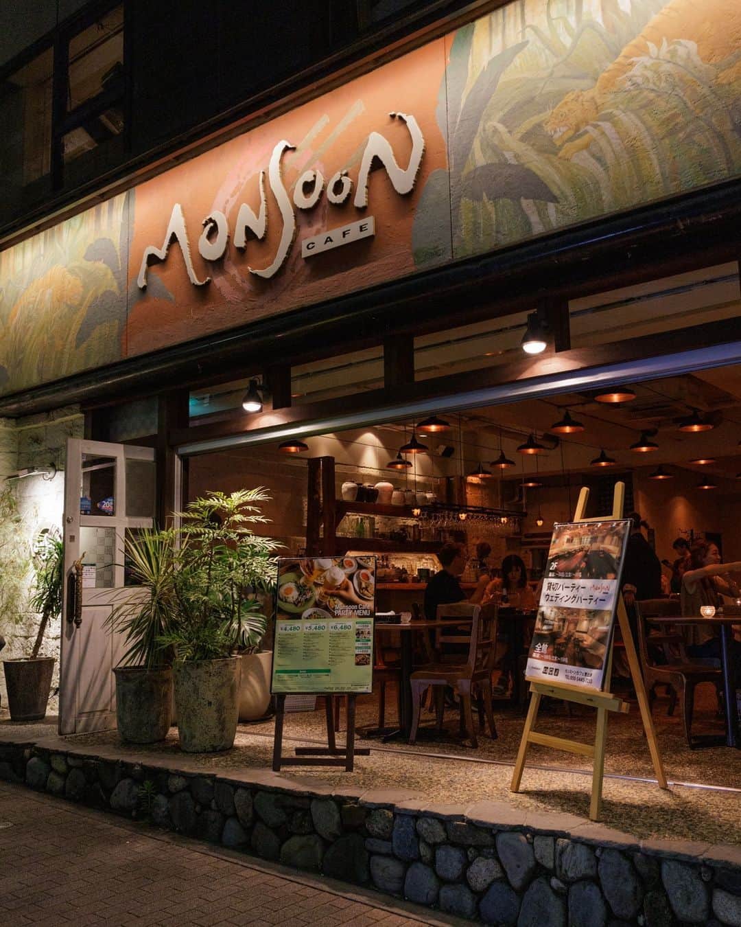 モンスーンカフェのインスタグラム：「モンスーンカフェのクールな夜もおすすめ！まるで東南アジアのナイトマーケットにいるみたい。🌃🌴⁠ Come enjoy the cool night vibes of Monsoon Cafe at night. Its like being a southeast asian night market'🌊⁠」