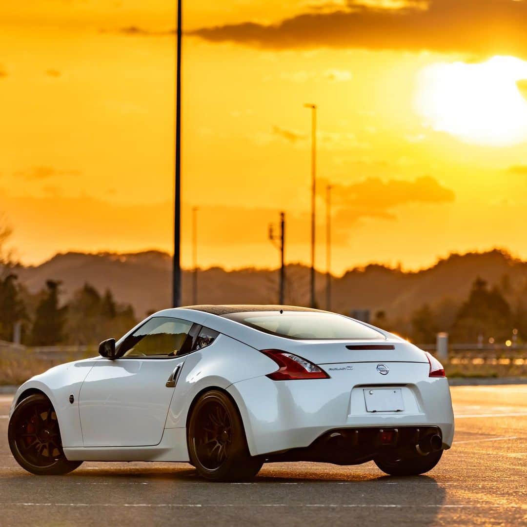 Nissanさんのインスタグラム写真 - (NissanInstagram)「You guys are always asking for more Z content, so... ✨here's THE Z ✨  📸: @mazda.329z @jonasrudolph  #Nissan #NissanZ #350z #Z34 #FairladyZ #Sunset #SummerVibes」8月31日 22時30分 - nissan
