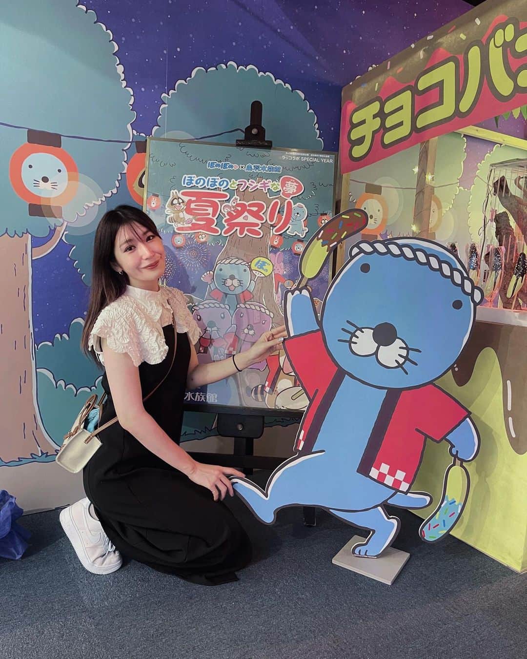上福ゆきのインスタグラム：「- ずーーっと楽しみにしてた 大好きなぼのぼのと鳥羽水族館のコラボ🦦💋  しかも相棒のザックも一緒に行けて 本当に幸せすぎて楽しすぎて暑すぎて溶けるかと思った🫠 子供達に混じって恥じらいもなくブツブツ 1人で喋ってはしゃいでました。笑  この夏はどこでもなく鳥羽に行きたかった！！ こんな私を受け入れてくれる家族に感謝！なんか知らんけど昔から大好きなぼのぼのを生み出してくれた、いがらしみきおさんに感謝！ラッコを大切に育ててる鳥羽水族館のみんなにも感謝！  ちなみにぼのぼのがラッコのキャラクラターって知ってた？ そんでもって世界で1番毛の多い動物がラッコって知ってた？ いがらしみきおさんは鳥羽水族館のラッコ達を見て ぼのぼのという漫画を描いていこうと決めたの知ってた？？ #🦦 #ちゃんと家からキラメイ靴下履いてきた #私よりぼのぼのに夢中な人居なかった #もっとコーナー広くても良かったと思う #グッズ開発携わらせて欲しい絶対売れるの作るから #もっと自信持ってグッズ制作沢山やって欲しい #ぼのぼのは優しいけど運営は攻めてほしい私が責任取る #展示用のデカいぼのぼの人形を新しく作ってほしい #鳥羽のポケモン風ラッコみたいなキャラは誰なの #ぼのぼの #鳥羽水族館」