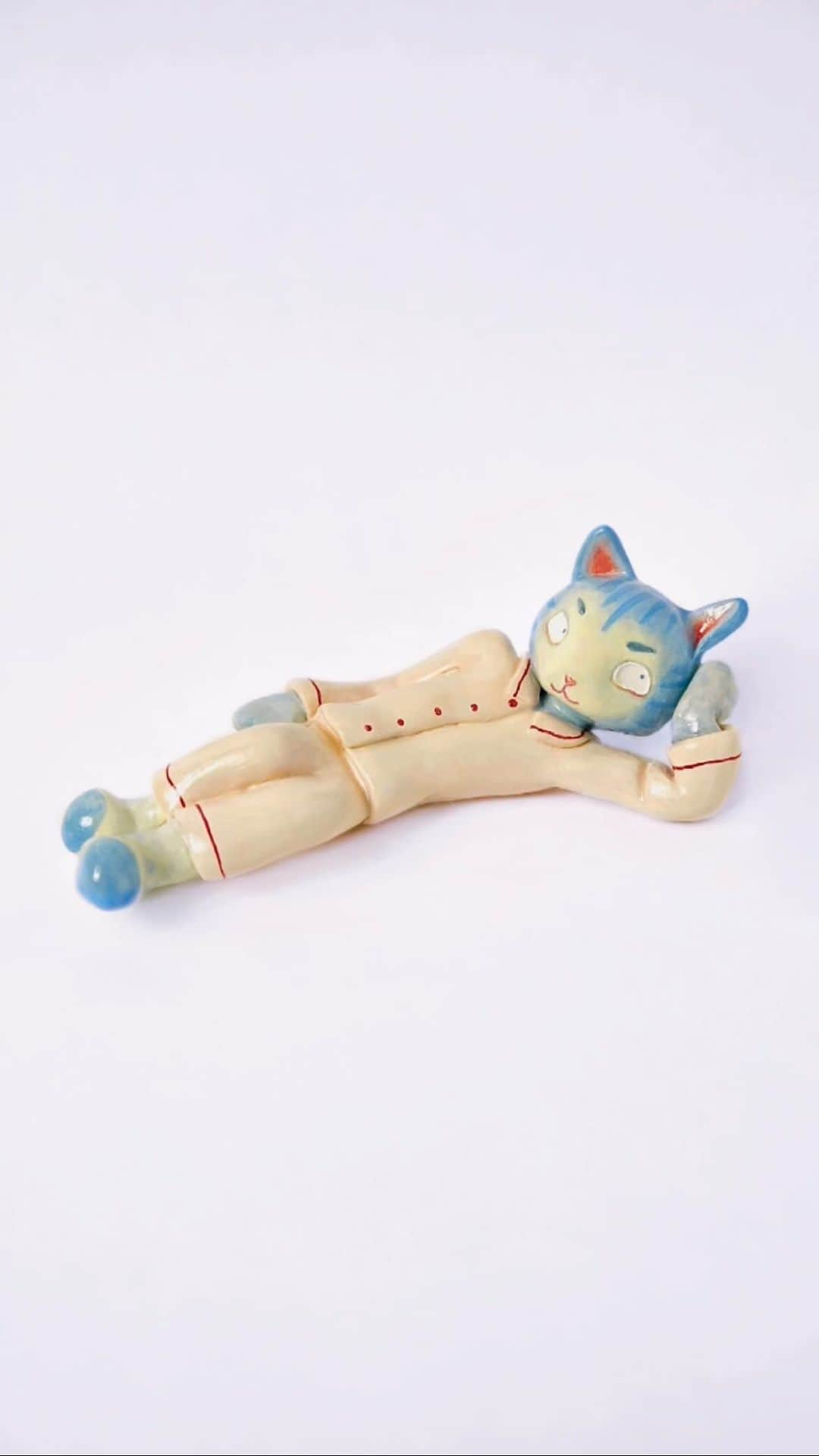 木越明のインスタグラム：「『サボリ・ネ・ハーン』 “A lazy cat”  2023 #akigoshinoyatsu   #clay #clayart #cat #catsart #ceramics #ceramica #3dart #characterdesign #creative #artist #artwork #toy #toyart #claysculpture #sculpture #japaneseart #artist #instaart」