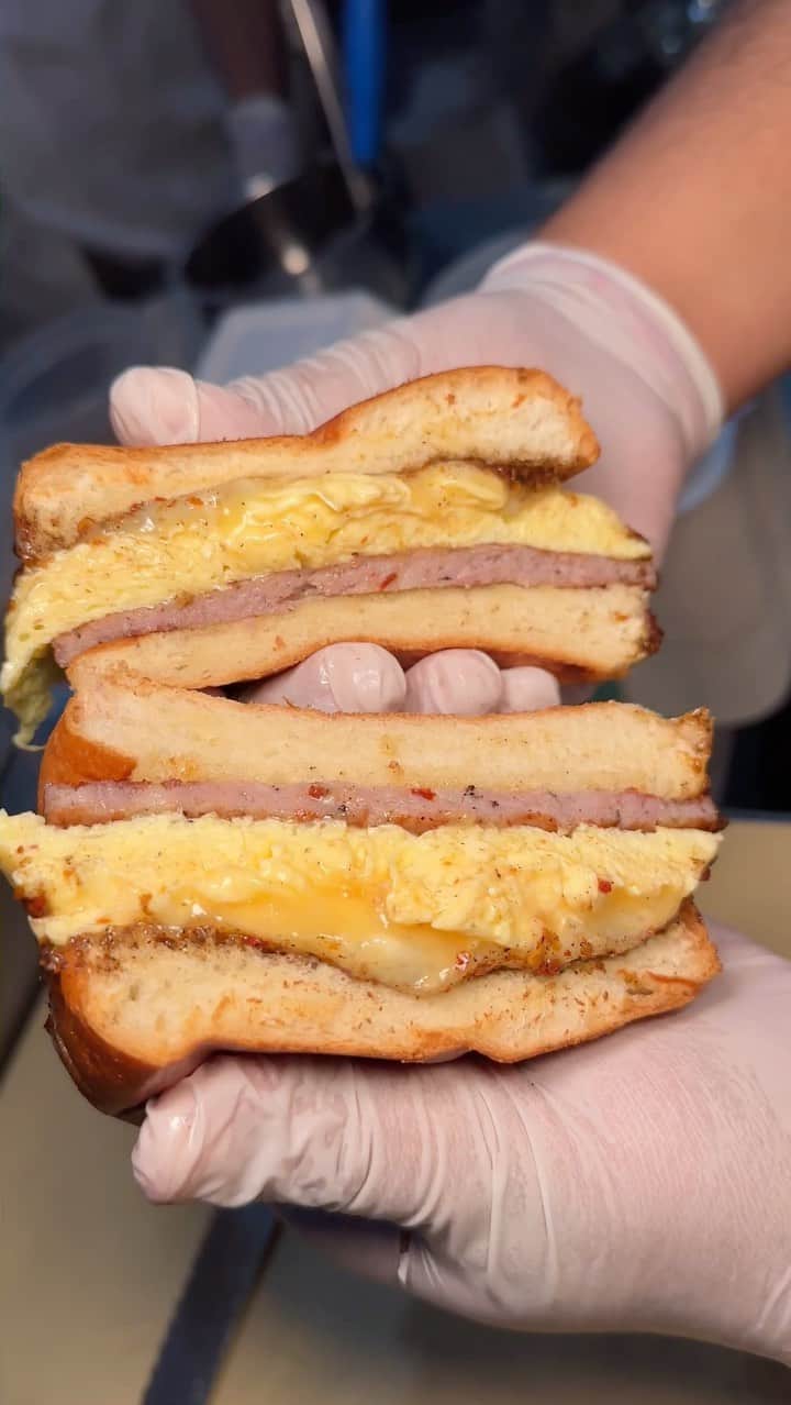 エッグショップのインスタグラム：「Join us this week for our delicious SAUSAGE EGG & CHEESE! Spicy maple sausage by Meat Hook, scramble, Vermont white cheddar, and harissa on a brioche roll! 🍖🍳💥 #EGGSHOPNYC  📍151 Elizabeth Street (Nolita) 📍138 N 8th (Williamsburg)」