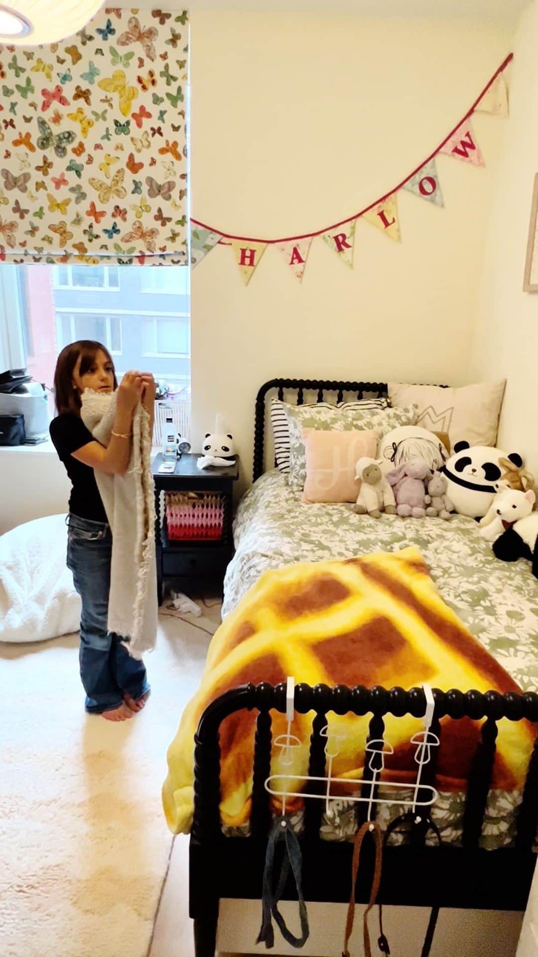 Ilana Wilesのインスタグラム：「Day in the Life of a New York City Mom: back-to-school prep edition, featuring @Scotch Brand Tape! #backtoschool #ad #ScotchSchoolYearsEve」