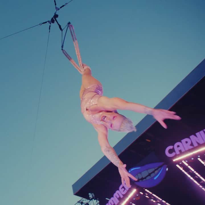 P!nk（ピンク）のインスタグラム：「Yes! I’m bringing my whole badass show to Atlanta, in case you’re wondering if I’ll be flipping upside down 🙃🎤 Catch me at The Venmo Stage at 9:30P on Sept 15th @musicmidtown musicmidtown.com  🎥: @davidspearing」