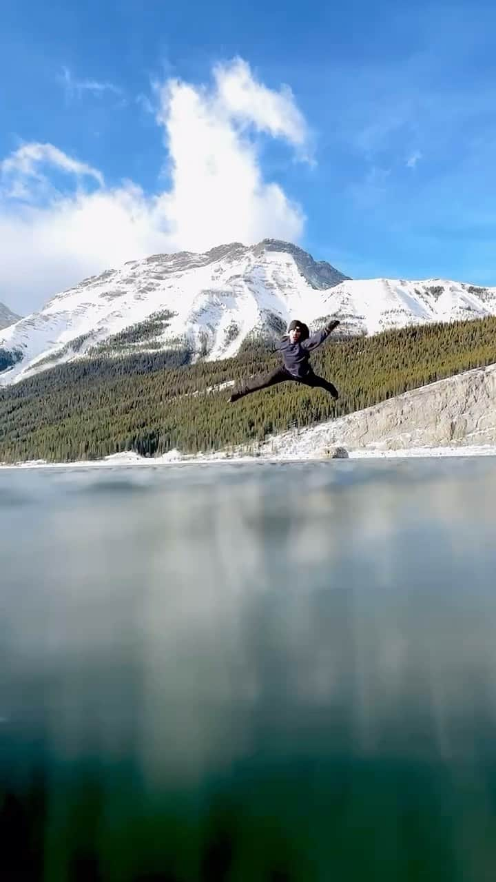 ブライス・シューダックのインスタグラム：「I hope everyone’s having themselves a good week. This is still one of the coolest shots in my opinion. 🤘  Filmed by @paulzizkaphoto   #wildice #frozenlake #figureskating #kananaskis #iphone #alberta」