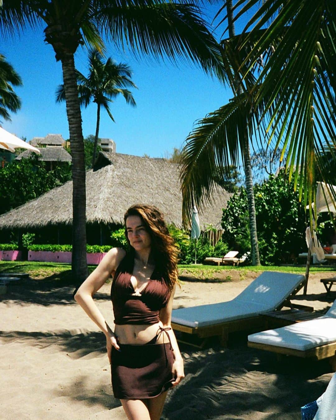 ゾーイ・ドゥイッチのインスタグラム：「remember summer? 😶‍🌫️」
