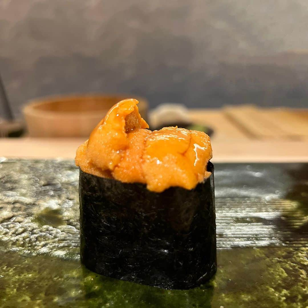 Sushi Azabuさんのインスタグラム写真 - (Sushi AzabuInstagram)「🌊🍣 Let the velvety richness and delicate brininess of uni captivate your senses.」8月31日 5時37分 - azabunewyork