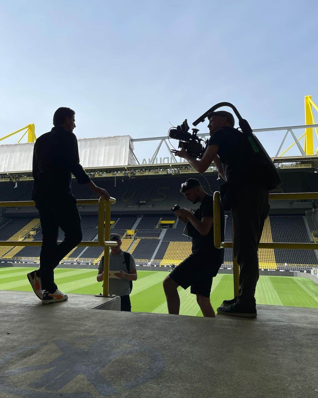 ローマン・ヴァイデンフェラーさんのインスタグラム写真 - (ローマン・ヴァイデンフェラーInstagram)「Road to EURO2024. Die @uefa_official beauftragte in allen 10 deutschen  Spiel-Städten eine Mini-Doku über städtische Geographie, Geschichte und Fußball. @euro2024 @stadt_dortmund #EuropaMeisterschaft2024」8月31日 5時38分 - romanweidenfeller