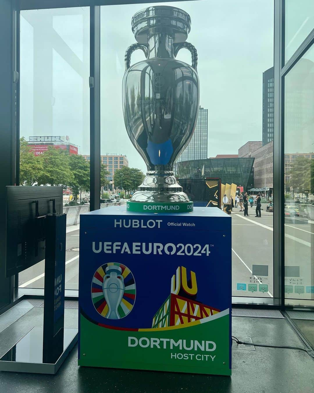 ローマン・ヴァイデンフェラーさんのインスタグラム写真 - (ローマン・ヴァイデンフェラーInstagram)「Road to EURO2024. Die @uefa_official beauftragte in allen 10 deutschen  Spiel-Städten eine Mini-Doku über städtische Geographie, Geschichte und Fußball. @euro2024 @stadt_dortmund #EuropaMeisterschaft2024」8月31日 5時38分 - romanweidenfeller