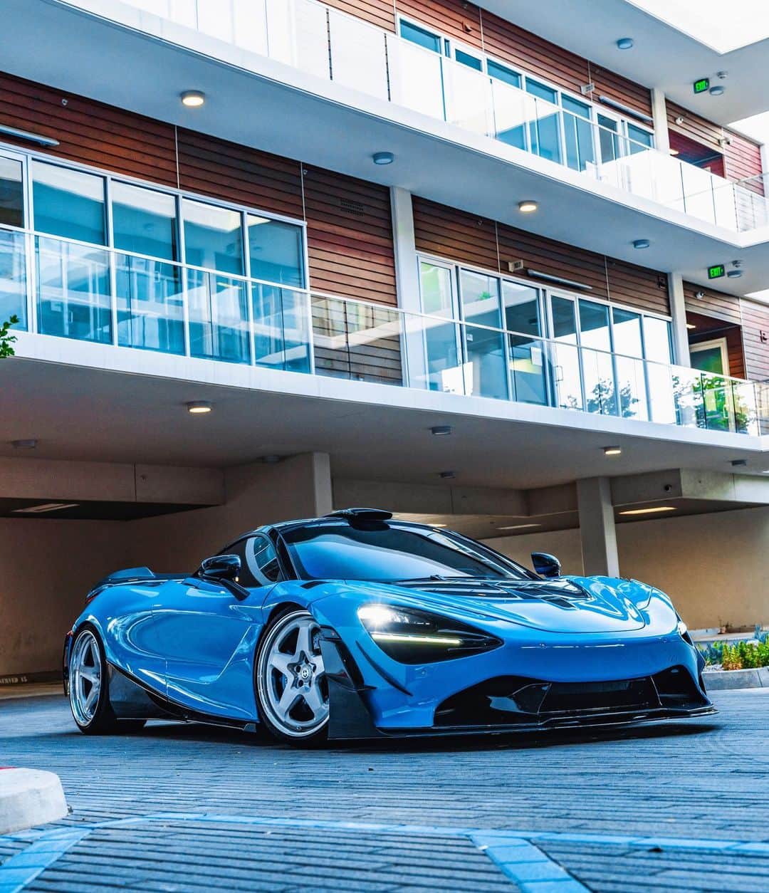 CARLiFESTYLEさんのインスタグラム写真 - (CARLiFESTYLEInstagram)「The UFO that wasn’t disclosed …   Fistral Blue 720S V2 Narrowbody w/ our 765-style Carbon Aero & @hre_wheels 527’s   Utter perfection.   -  sales@1016industries.com // 786-755-1177 -  #carbonfiber #1016 #1016industries #carsofinstagram #carlifestye #1016ind」8月31日 5時44分 - carlifestyle