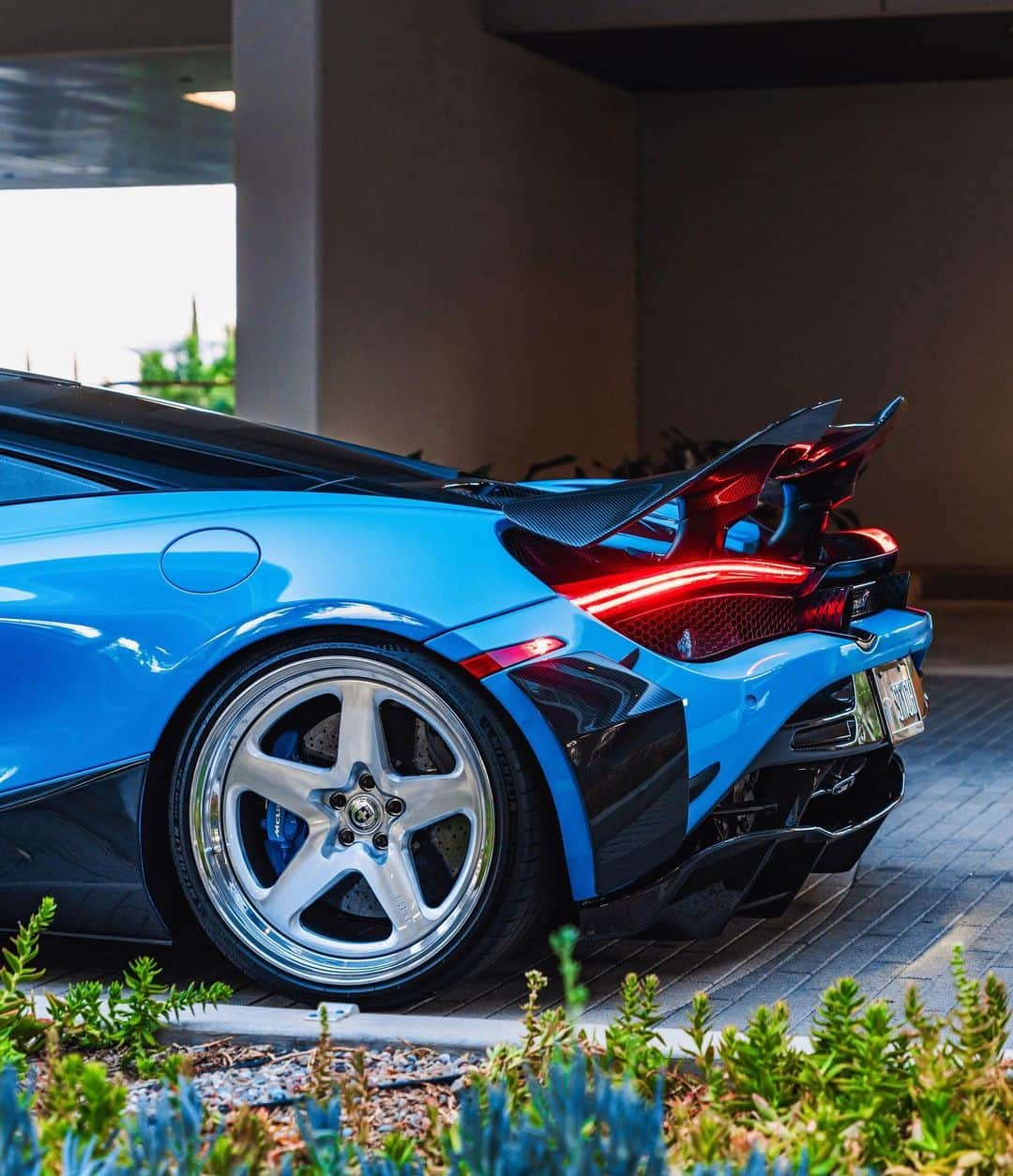 CARLiFESTYLEさんのインスタグラム写真 - (CARLiFESTYLEInstagram)「The UFO that wasn’t disclosed …   Fistral Blue 720S V2 Narrowbody w/ our 765-style Carbon Aero & @hre_wheels 527’s   Utter perfection.   -  sales@1016industries.com // 786-755-1177 -  #carbonfiber #1016 #1016industries #carsofinstagram #carlifestye #1016ind」8月31日 5時44分 - carlifestyle