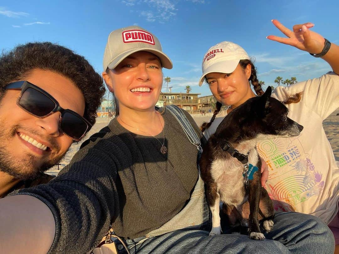 メッチェン・アミックさんのインスタグラム写真 - (メッチェン・アミックInstagram)「How’d I get so lucky to be the momma of these incredible humans (and grand pup)?! My heart is full」8月31日 5時46分 - madchenamick