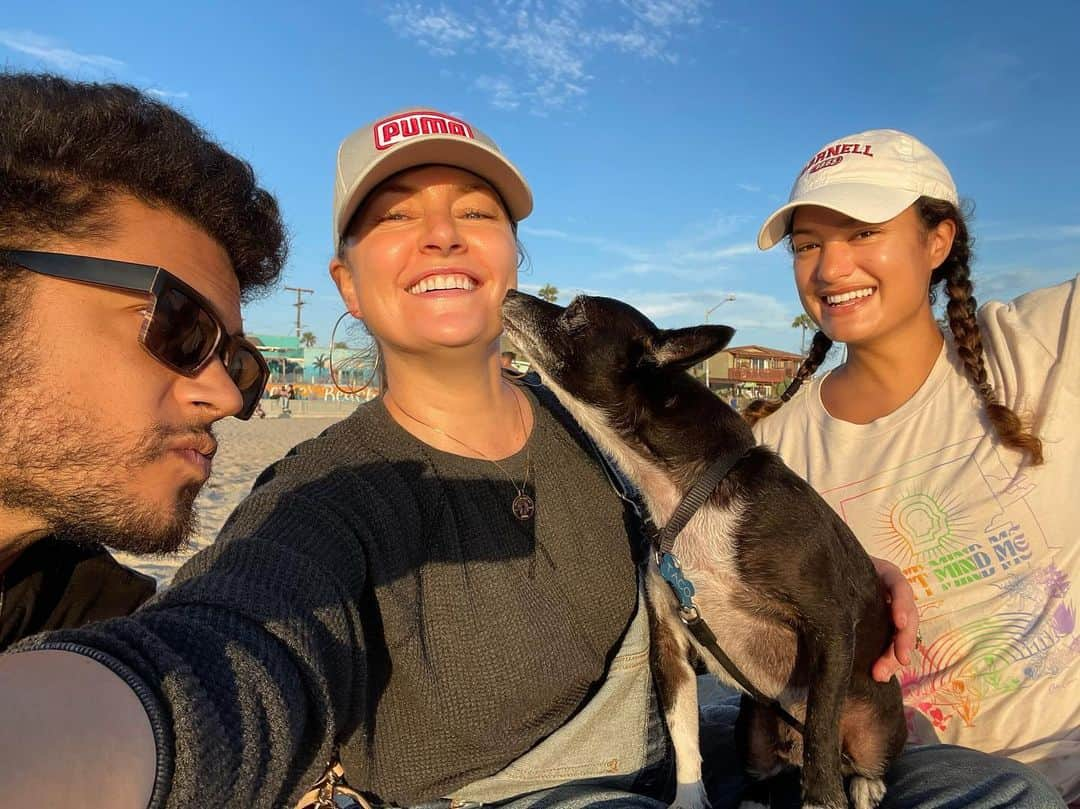 メッチェン・アミックさんのインスタグラム写真 - (メッチェン・アミックInstagram)「How’d I get so lucky to be the momma of these incredible humans (and grand pup)?! My heart is full」8月31日 5時46分 - madchenamick