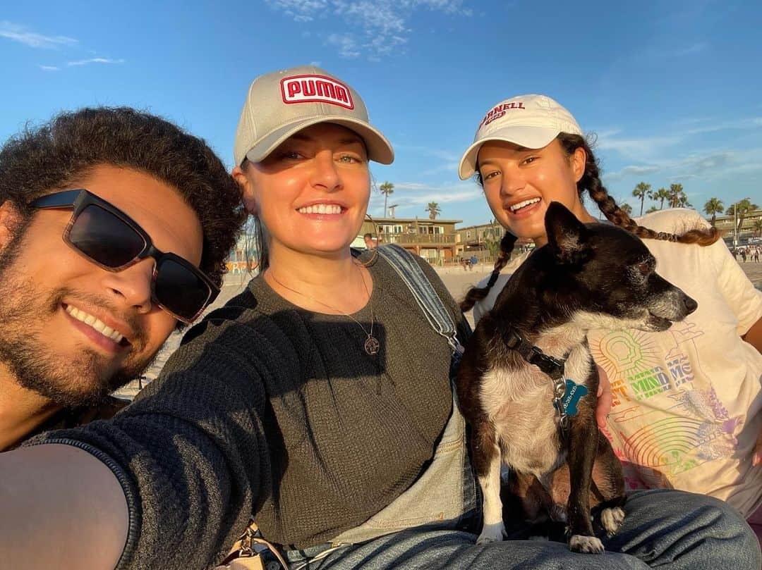 メッチェン・アミックのインスタグラム：「How’d I get so lucky to be the momma of these incredible humans (and grand pup)?! My heart is full」