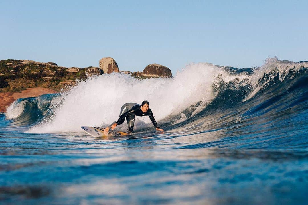 ミグエル・プッポのインスタグラム：「Essa esquerdinha tem meu 🫶🏼😁   @mormaiioficial  @surfview_brasil  @oceandrop  @cooperfrigu  @sharpeyesurfboards  @silverbaybrasil  @construtoranossolar  @refugiodemaresias  @layback」