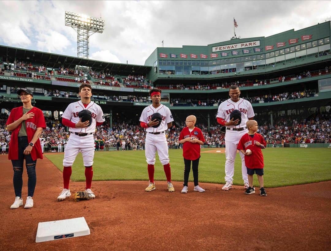 ボストン・レッドソックスさんのインスタグラム写真 - (ボストン・レッドソックスInstagram)「Taking the field with our friends from @thejimmyfund!」8月31日 5時53分 - redsox