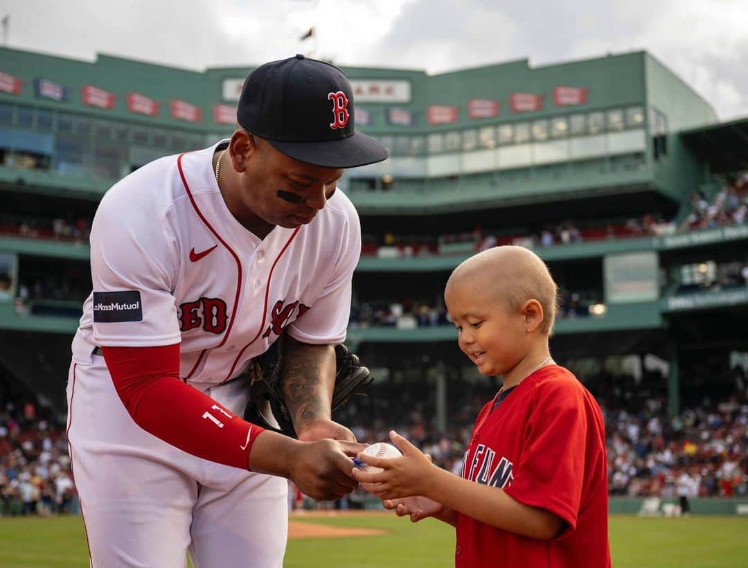 ボストン・レッドソックスのインスタグラム：「Taking the field with our friends from @thejimmyfund!」