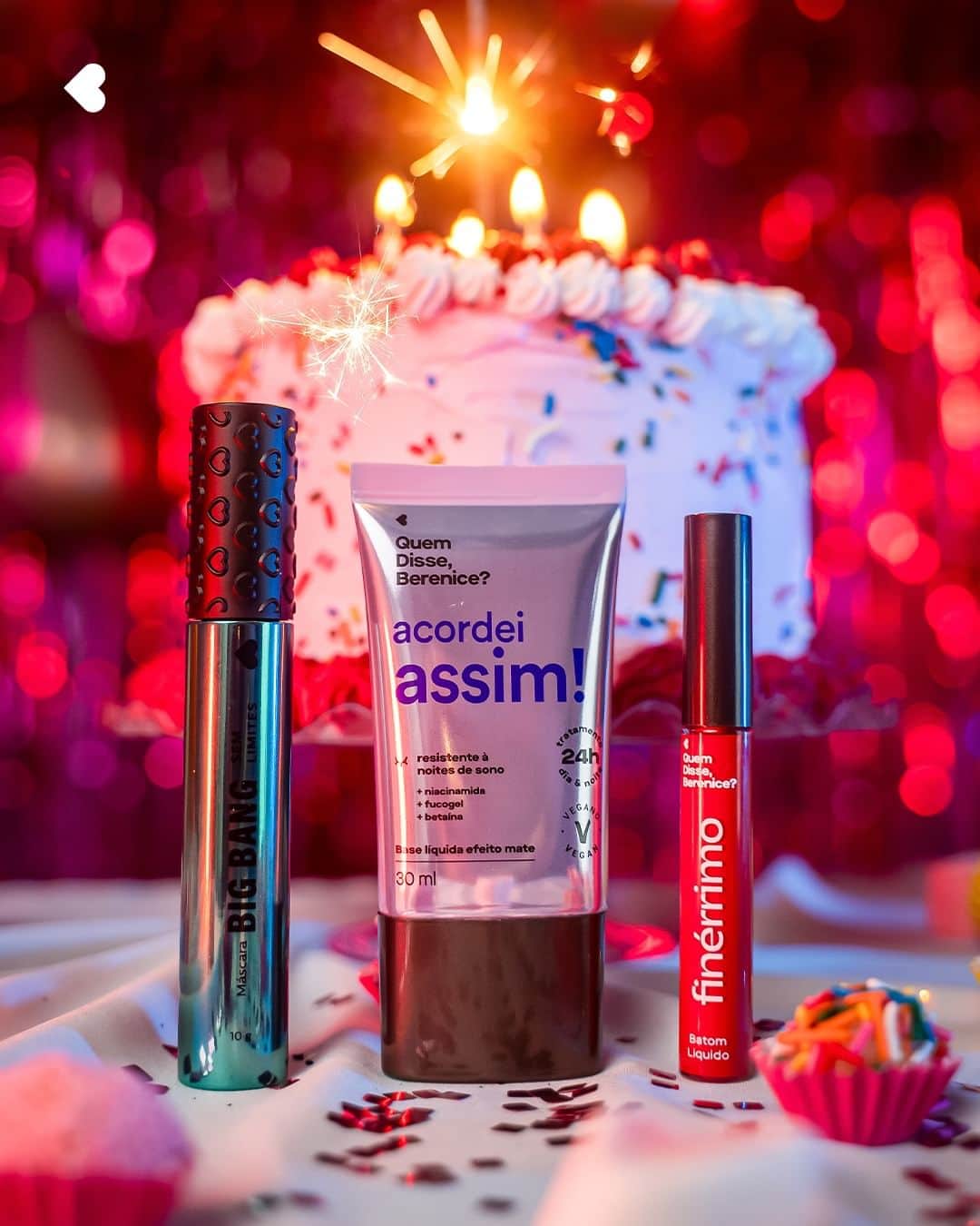 quem disse, berenice?のインスタグラム：「vem fazer a festa comigo! mas segura, berenice pq os produtinhos mais amados estão com 30% de desconto. corre pro site e garanta os seus! #BereniceBDay   #PraTodosVerem: o post é único com a foto da Base Acordei Assim, da Máscara de Cílios Big Bang Sem Limites e do Batom Finérrimo Tô com Tudo em uma mesa de festa de aniversário com um bolo no fundo e docinhos ao lado dos produtos. Fim da descrição.」