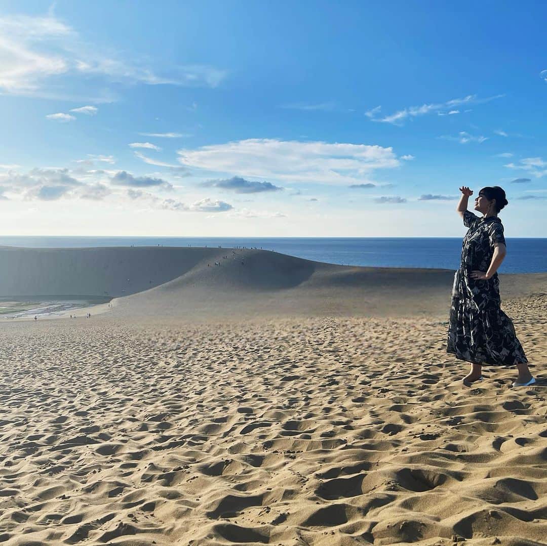 恒松あゆみのインスタグラム：「鳥取の思い出。   #鳥取砂丘   #砂さらっさら   #靴の中砂だらけ」