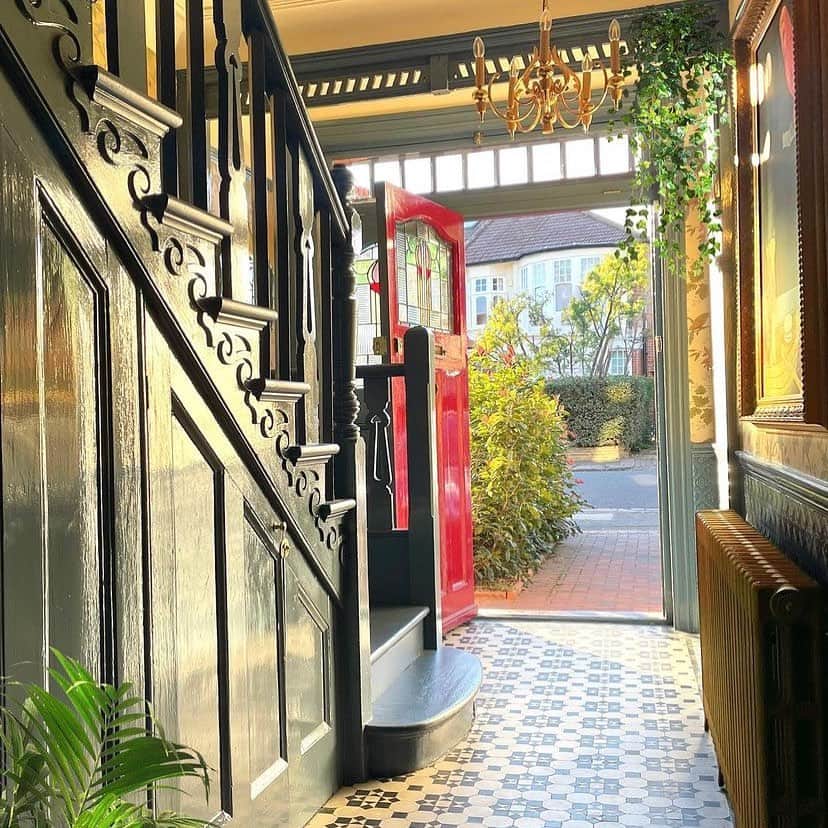 MT DOMAINEのインスタグラム：「We’ll never get tired of this stunning entryway.   (Via @artdecojewel) #MyDomaine」