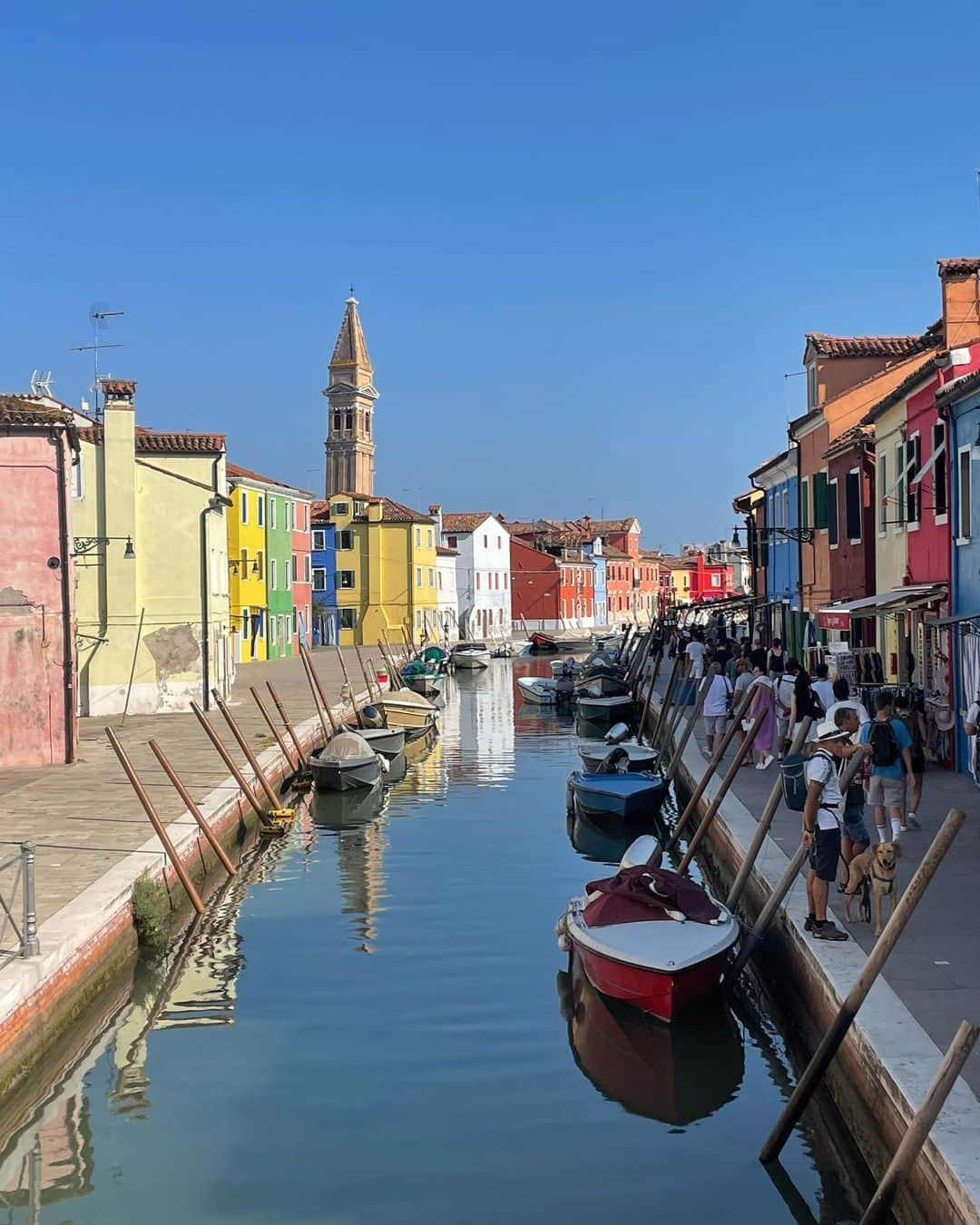 サザビーズさんのインスタグラム写真 - (サザビーズInstagram)「With the last days of August upon us, we're sharing some of the far flung destinations where Sotheby's staff have ventured to this summer.   "The most colourful Island in the Lagoon of Venice," swipe for more views from Burano, Italy, snapped by our Head of Business Development EMEA and Asia @frankahaiderer. #SothebysOutofOffice #Burano」8月31日 6時08分 - sothebys