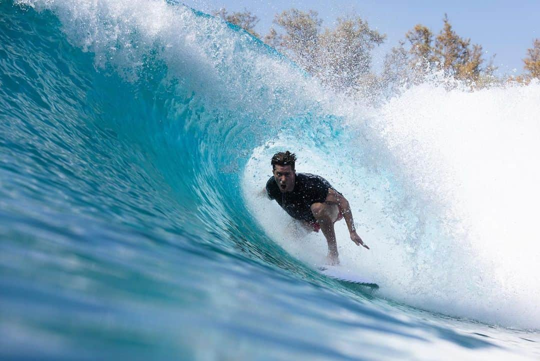 ショーン・ホワイトさんのインスタグラム写真 - (ショーン・ホワイトInstagram)「Barely made it out of this tube 🤙🏻🤙🏻🤙🏻 braaaaa!!!」8月31日 6時10分 - shaunwhite