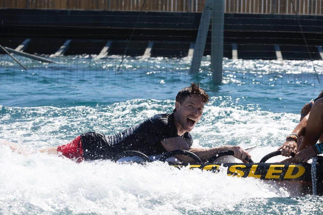 ショーン・ホワイトさんのインスタグラム写真 - (ショーン・ホワイトInstagram)「Barely made it out of this tube 🤙🏻🤙🏻🤙🏻 braaaaa!!!」8月31日 6時10分 - shaunwhite