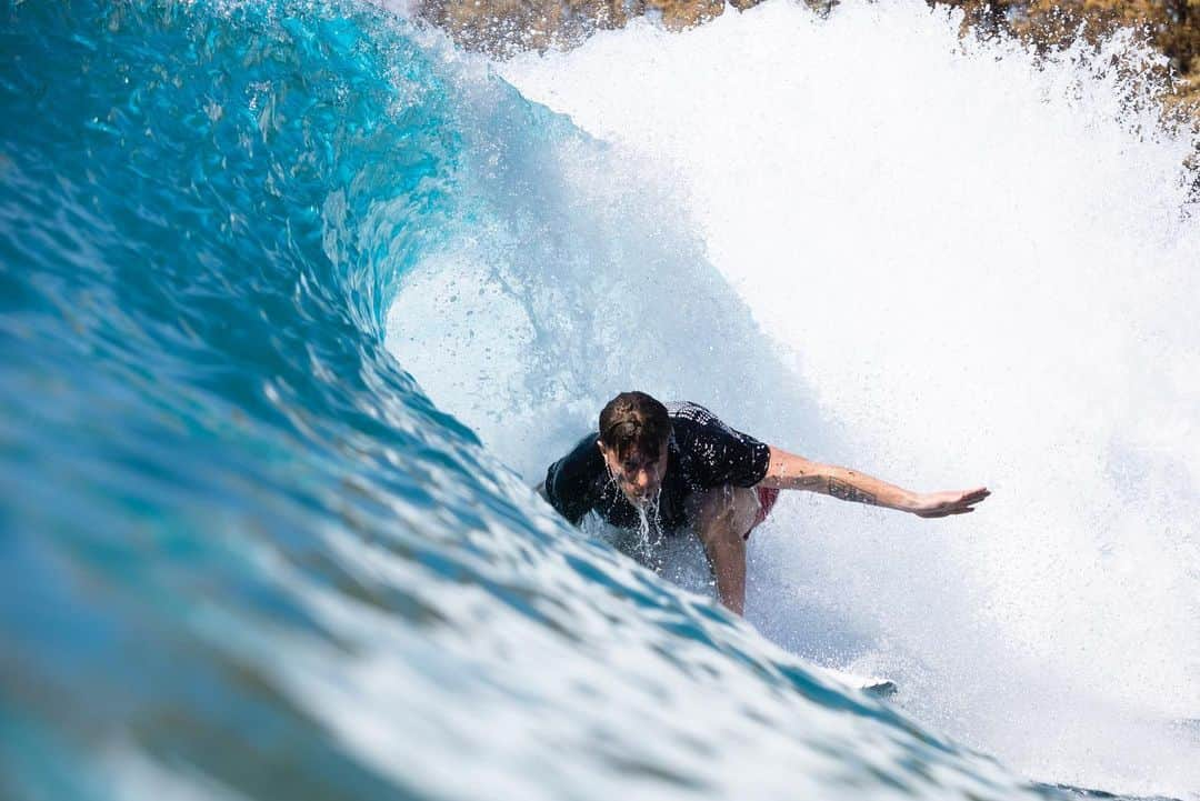 ショーン・ホワイトさんのインスタグラム写真 - (ショーン・ホワイトInstagram)「Barely made it out of this tube 🤙🏻🤙🏻🤙🏻 braaaaa!!!」8月31日 6時10分 - shaunwhite