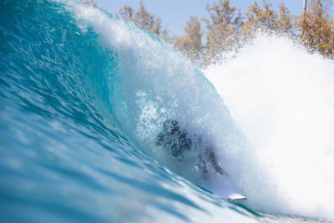 ショーン・ホワイトさんのインスタグラム写真 - (ショーン・ホワイトInstagram)「Barely made it out of this tube 🤙🏻🤙🏻🤙🏻 braaaaa!!!」8月31日 6時10分 - shaunwhite