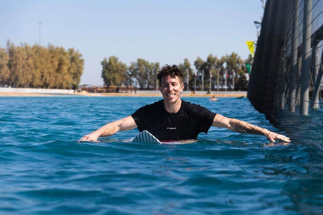 ショーン・ホワイトのインスタグラム：「Barely made it out of this tube 🤙🏻🤙🏻🤙🏻 braaaaa!!!」