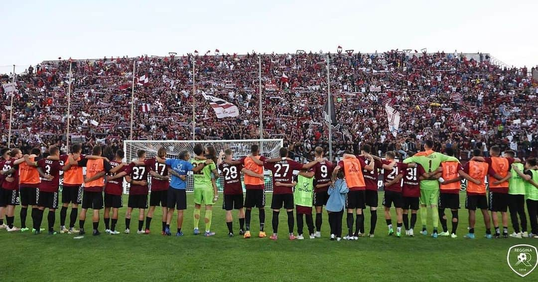 ロレンツォ・クリセティグのインスタグラム：「Un Capitolo Indimenticabile della mia carriera … questo ha rappresentato Reggio Calabria per me. È con un misto di emozioni che oggi scrivo queste parole.  Reggio mi ha accolto in un periodo difficile della mia carriera e della mia storia personale . Qui ho conosciuto persone straordinarie e ho avuto l’onore di indossare la fascia da capitano di un gruppo incredibile, abbiamo avuto la possibilità di giocare sempre davanti a tantissimi tifosi speciali. È stato sempre emozionante andare ogni partita sotto quella curva, è stato e per me sarà per sempre un onore aver indossato quella fascia. Questa storia purtroppo è finita in un modo in cui nessuno si aspettava, e di questo siamo tutti addolorati.  Mi resterà sempre dentro la pura magia del “Granillo”, ma soprattutto non potrò mai dimenticare quello che ha reso questa storia davvero speciale: sono state le persone che ho incontrato in questo cammino. La gente, i tifosi, gli allenatori, gli staff, i compagni, il dottore e i terapisti, i magazzinieri, gli addetti ai lavori, tante persone che ho conosciuto e mi hanno aiutato e che hanno contribuito a rendere questa avventura unica. Tutti hanno dato tutto e hanno lavorato o tifato instancabilmente per portare sempre alto il nome della Reggina.  Tutto questo mi resterà per sempre, sono sicuro che tornerete a occupare il posto che questa città è i suoi tifosi meritano di avere ❤️ 🇱🇻」